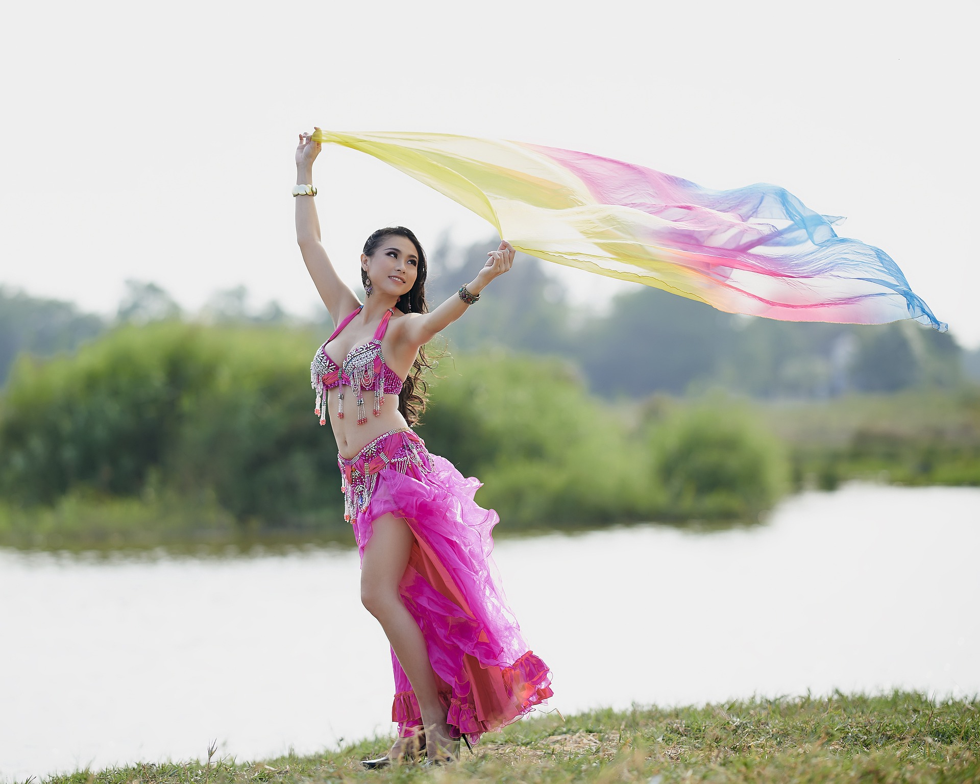 La bailarina de danza oriental posa con velo